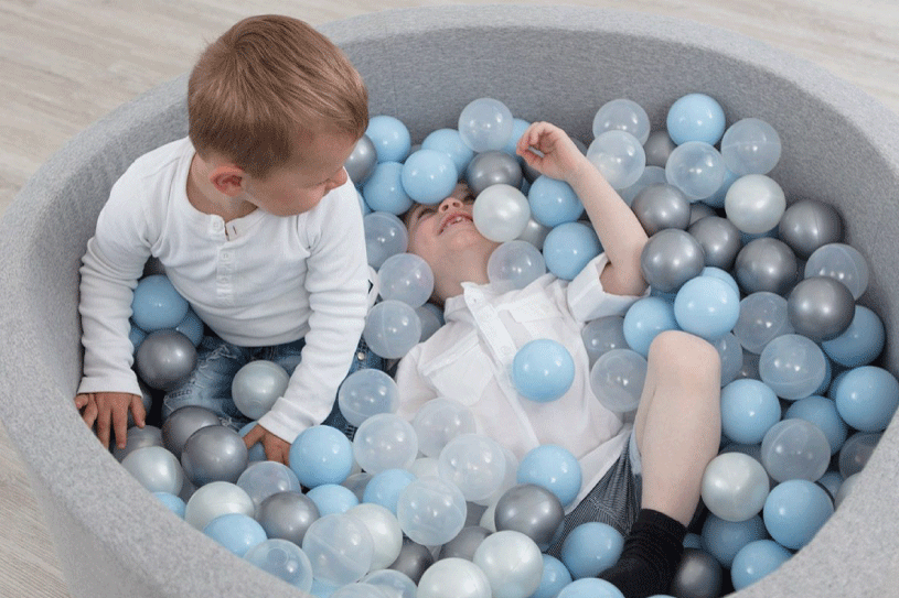 enfant piscine à balles